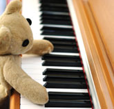 Ein Teddy am Klavier